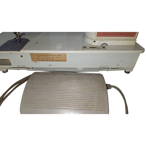 AS-IS Singer Special Zig Zag Model 626 Sewing Machine w/ Foot Pedal & Case VTG - Picture 2 of 16